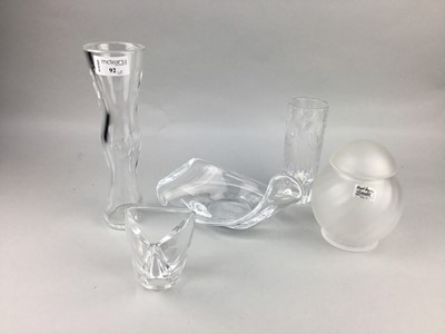 Lot 92 - A LOT OF GLASSWARE INCLUDING A JOHN ROCHA WATERFORD CRYSTAL VASE