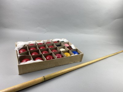 Lot 93 - A VINTAGE SET OF CRYSTALATE SNOOKER BALLS AND A CUE