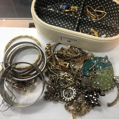 Lot 38 - A COLLECTION OF COSTUME AND OTHER JEWELLERY