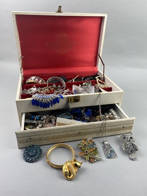 Lot 39 - A COLLECTION OF COSTUME JEWELLERY