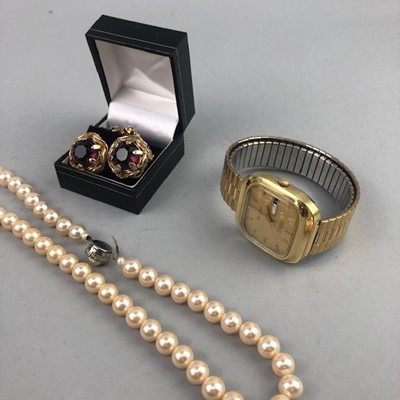 Lot 47 - A COLLECTION OF COSTUME JEWELLERY AND WATCHES