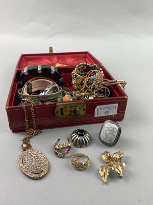 Lot 43 - A COLLECTION OF COSTUME JEWELLERY