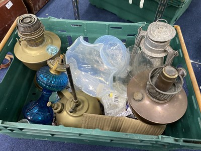 Lot 75 - A LOT OF OIL LAMPS AND VARIOUS PARTS
