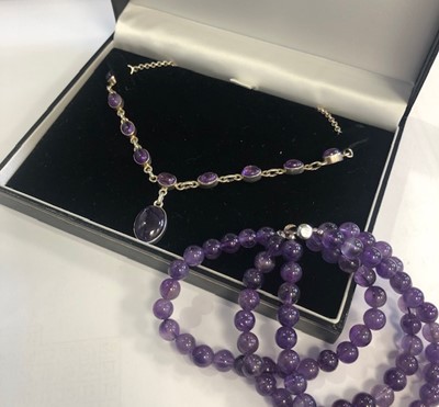 Lot 138 - A CONTEMPORARY SILVER AND AMETHYST SET NECKLACE AND A TRIPLE STRAND BRACELET
