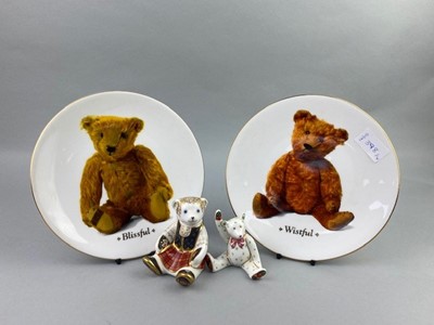 Lot 398 - A ROYAL CROWN DERBY 'SHONA BEAR' AND OTHER CERAMICS