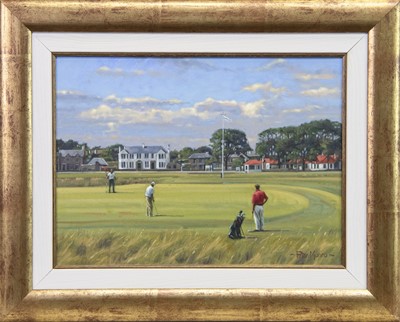Lot 897 - 18TH GREEN AND CLUBHOUSE GULLANE, AN OIL BY PETER MUNRO