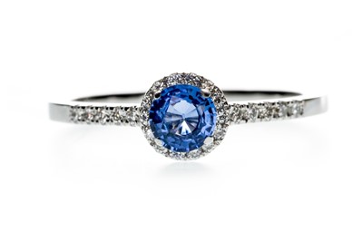 Lot 877 - A SAPPHIRE AND DIAMOND RING