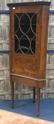 Lot 416 - A REGENCY MAHOGANY HANGING CORNER CUPBOARD ON STAND