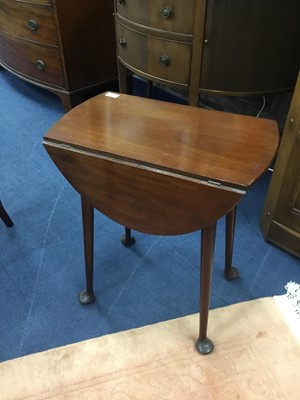 Lot 417 - A MAHOGANY DROP LEAF TABLE