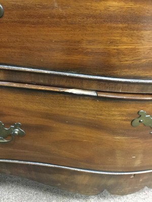 Lot 1357 - A MAHOGANY SERPENTINE CHEST OF DRAWERS