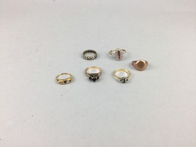 Lot 148 - A SAPPHIRE AND DIAMOND RING AND OTHER RINGS