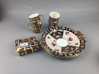 Lot 201 - A ROYAL CROWN DERBY TRINKET BOX AND OTHER CERAMICS