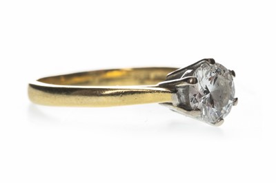 Lot 398 - A DIAMOND SOLITAIRE RING
