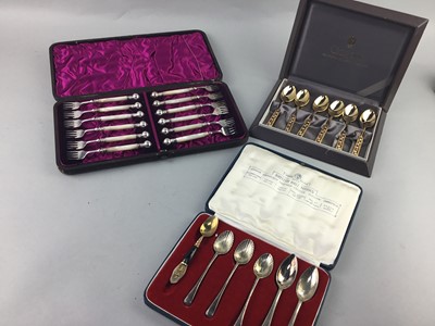 Lot 444 - A SET OF TWELVE PICKLE FORKS IN FITTED CASE