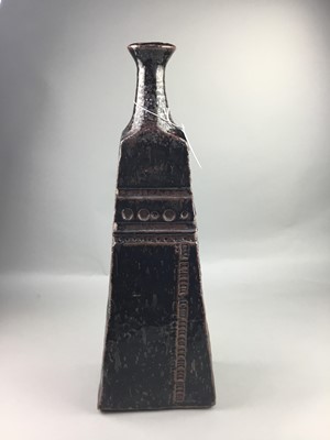 Lot 464 - A LOT OF TWO LARGE CERAMICS BOWLS AND A VASE