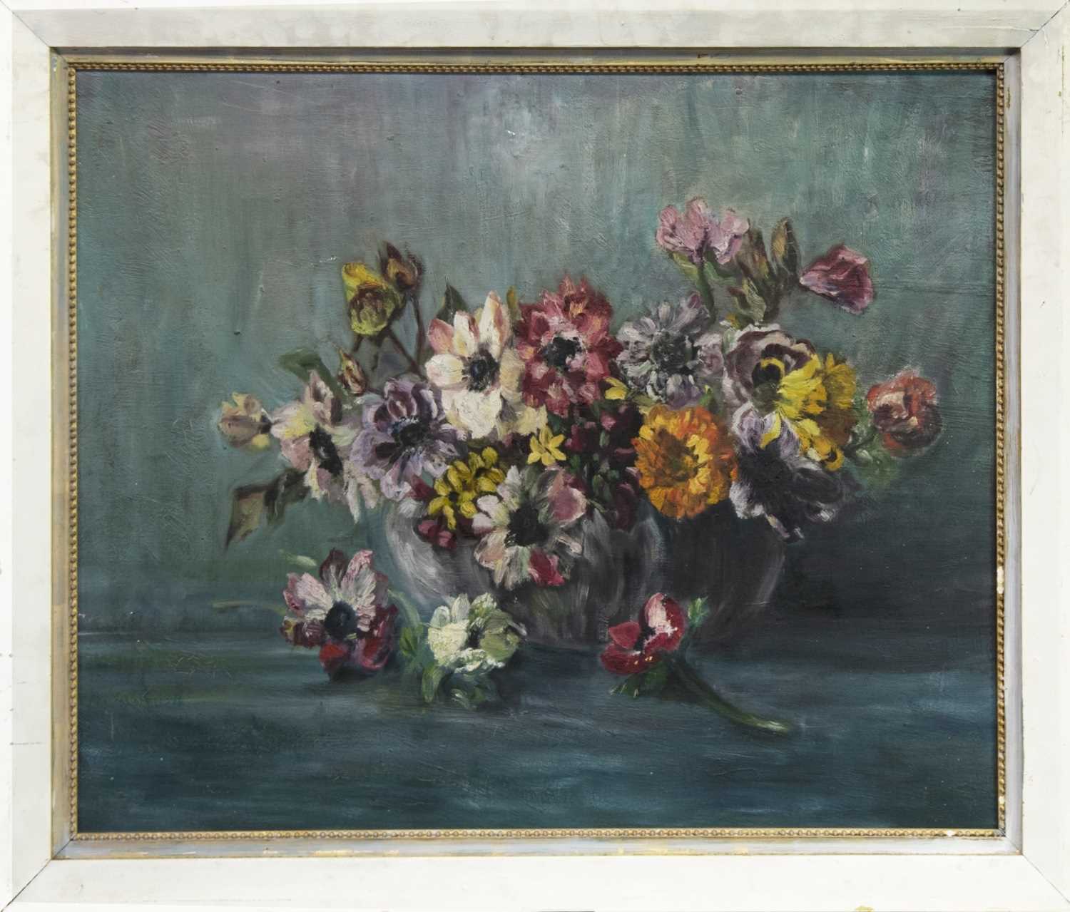 Lot 123 - FLORAL STILL LIFE, AN OIL BY MARY C DAVIDSON