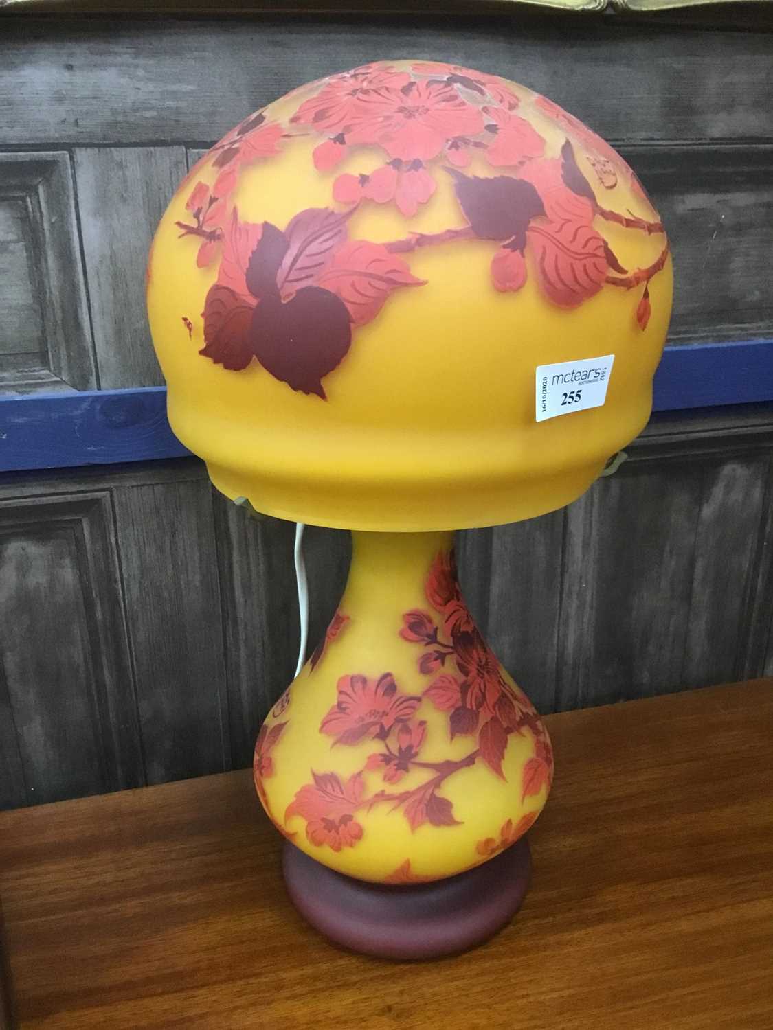 Lot 255 - AN ART GLASS TABLE LAMP IN THE MANNER OF DAUM NANCY