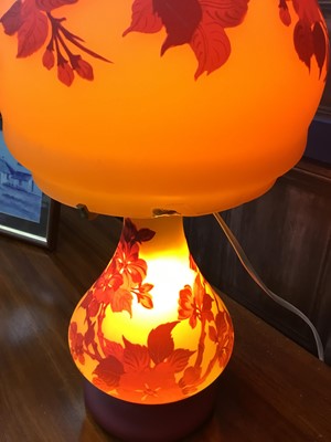 Lot 255 - AN ART GLASS TABLE LAMP IN THE MANNER OF DAUM NANCY