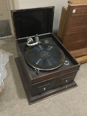 Lot 469 - A WIND UP GRAMOPHONE