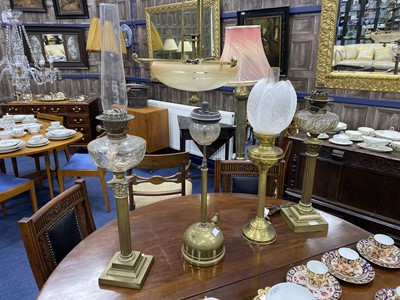 Lot 472 - A VICTORIAN BRASS OIL LAMP AND OTHERS