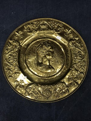 Lot 475 - A COPPER BED WARMING PAN AND A BRASS EMBOSSED CIRCULAR WALL HANGING