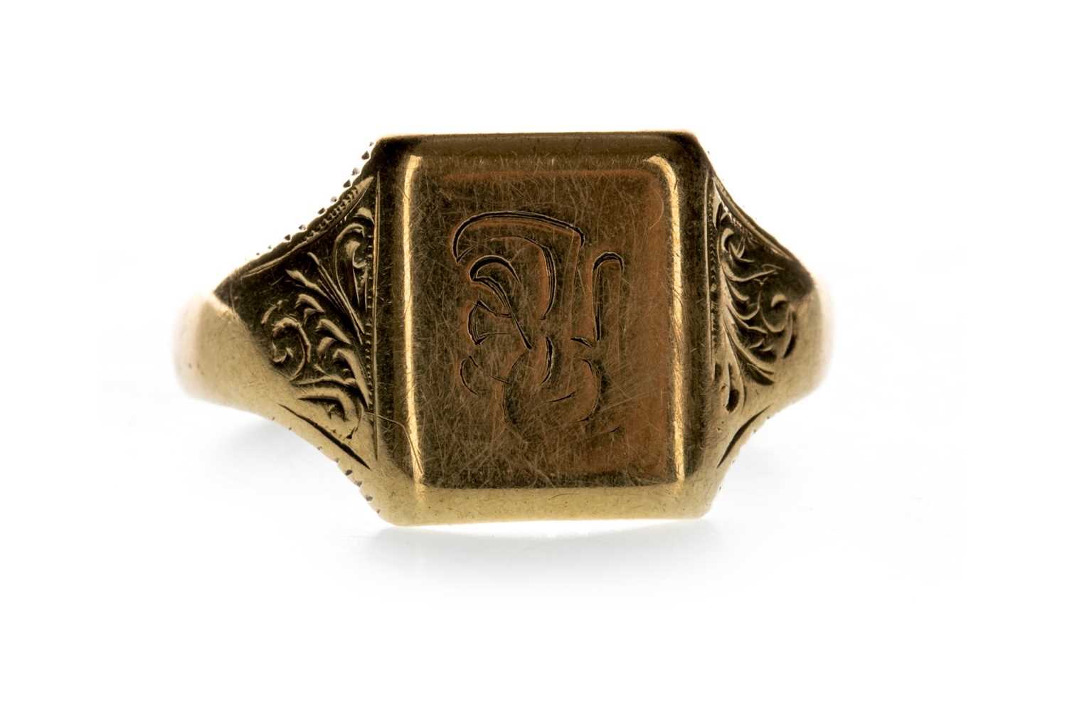 Lot 838 - A GOLD SIGNET RING