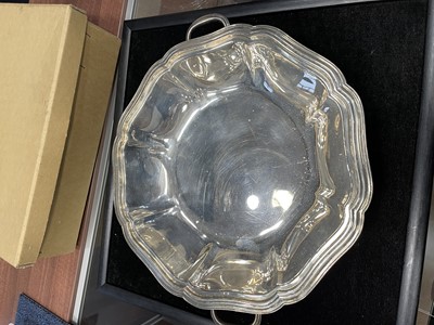 Lot 426 - A VICTORIAN SILVER ENTRÉE DISH AND COVER