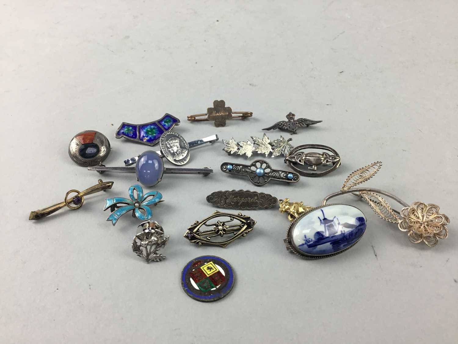 Lot 16 - A COLLECTION OF VINTAGE SILVER AND OTHER JEWELLERY
