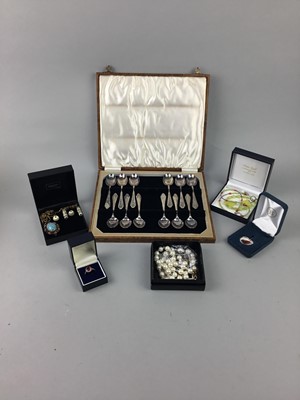 Lot 10 - A COLLECTION OF COSTUME JEWELLERY