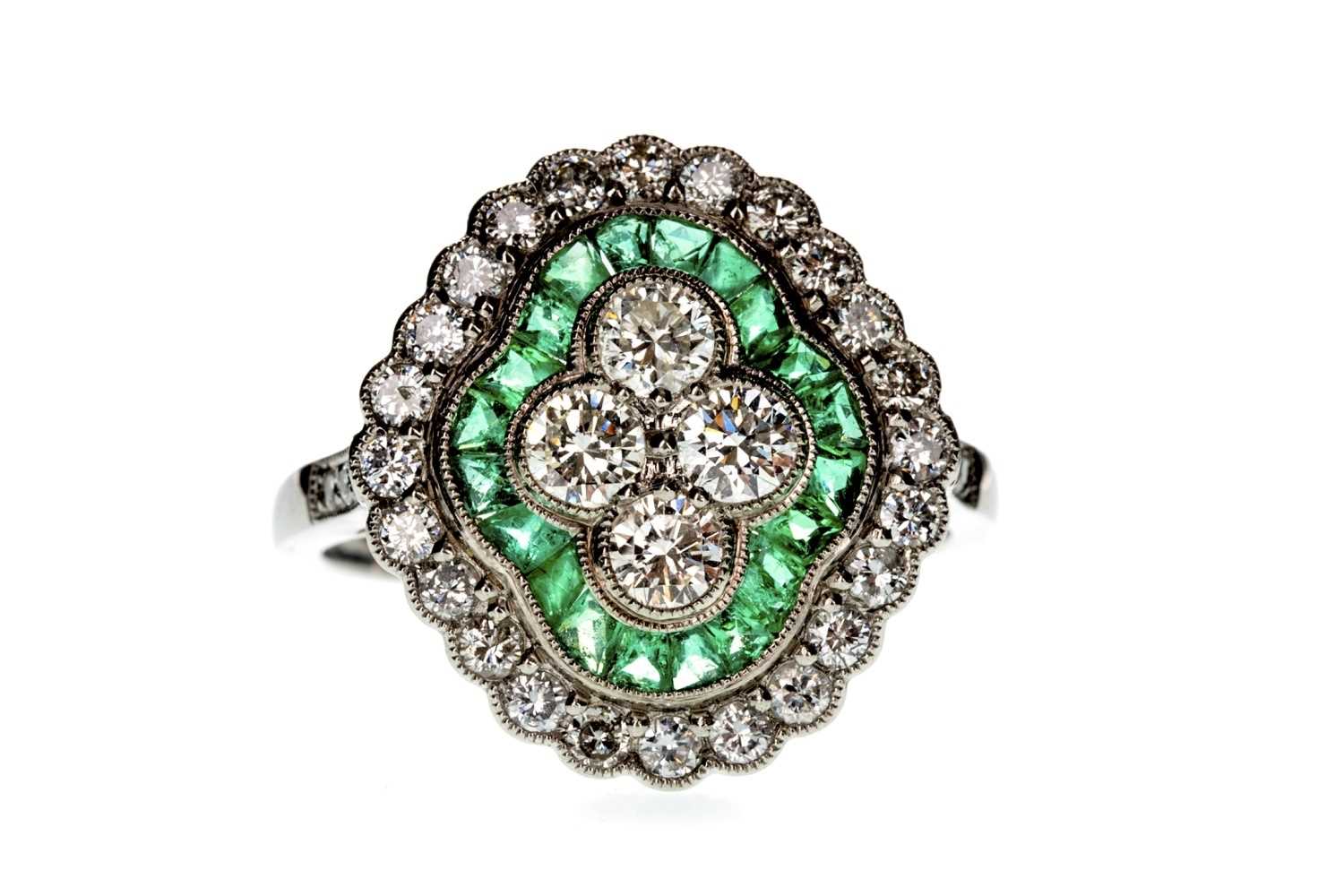 Lot 802 - AN EMERALD AND DIAMOND RING