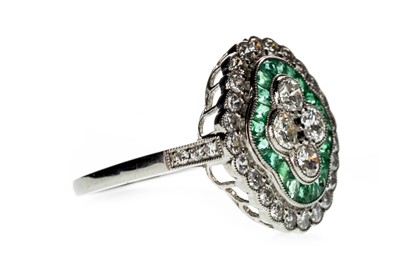 Lot 802 - AN EMERALD AND DIAMOND RING