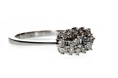 Lot 1314 - A DIAMOND CLUSTER RING