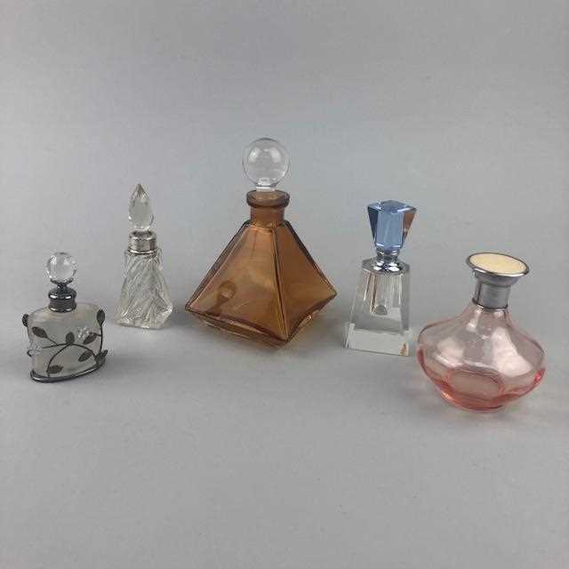Lot 261 - AN ART DECO STYLE COLOURED GLASS PERFUME BOTTLE AND OTHER PERFUME BOTTLES