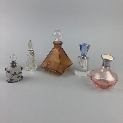 Lot 261 - AN ART DECO STYLE COLOURED GLASS PERFUME BOTTLE AND OTHER PERFUME BOTTLES