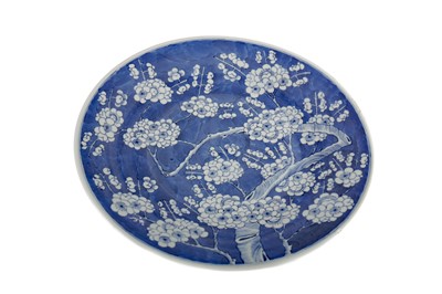 Lot 828 - A CHINESE BLUE AND WHITE CHARGER
