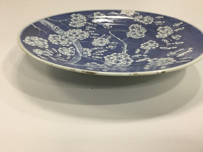 Lot 828 - A CHINESE BLUE AND WHITE CHARGER