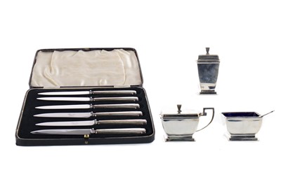 Lot 450 - AN ART DECO SILVER CRUET SET AND SIX SILVER KINVES IN FITTED CASE