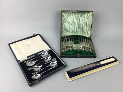 Lot 281 - A SET OF SILVER PLATED WALKER & HALL TEASPOONS AND TONGS AND OTHER ITEMS