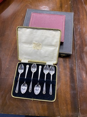 Lot 306 - A LOT OF SILVER PLATED CUTLERY INCLUDING CASED AND LOOSE EXAMPLES