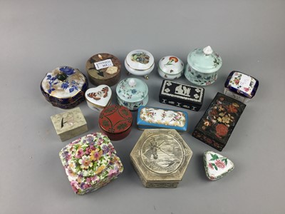 Lot 312 - A LOT OF VARIOUS TRINKET BOXES INCLUDING CERAMIC AND OTHER EXAMPLES