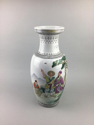 Lot 167 - A 20TH CENTURY CHINESE VASE