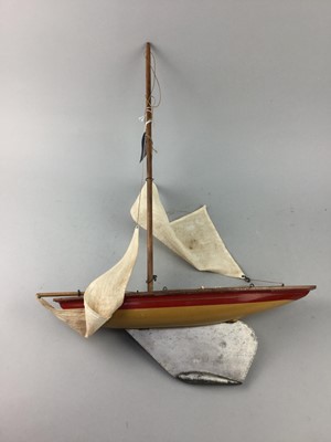 Lot 54 - AN EARLY 20TH CENTURY POND YACHT