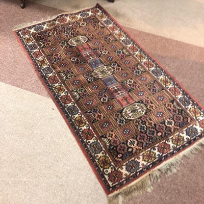 Lot 387 - A 20TH CENTURY RUG