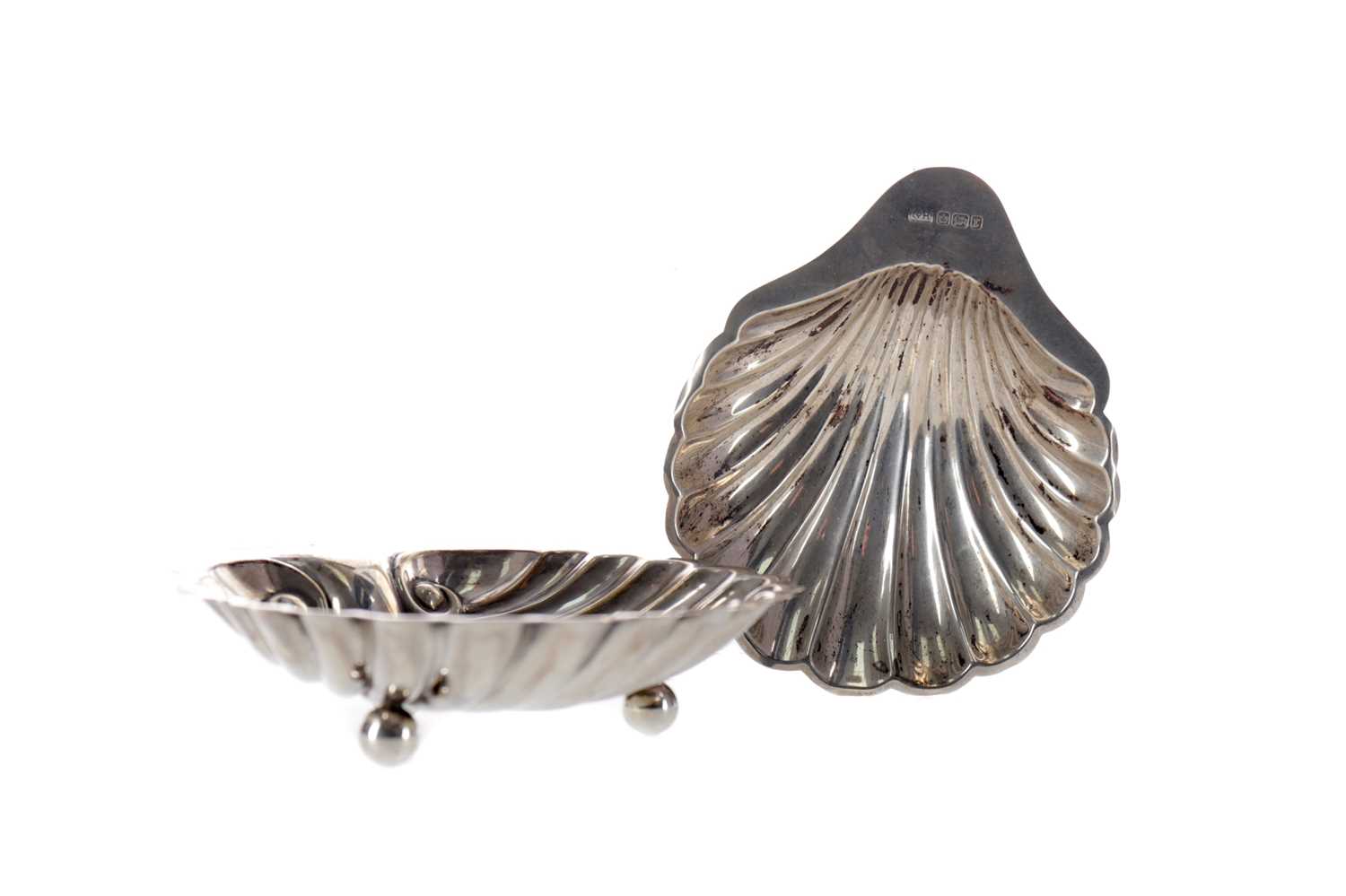 Lot 441 - A LOT OF TWO EDWARDIAN SILVER SHELL DISHES