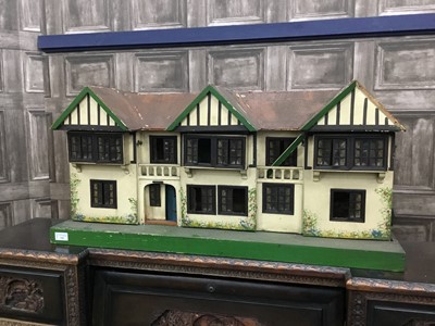 Lot 318 - A VINTAGE DOLLS HOUSE AND OTHER VINTAGE TOYS