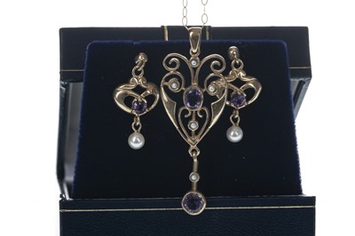 Lot 846 - A PURPLE GEM SET AND SEED PEARL PENDANT AND PAIR OF EARRINGS