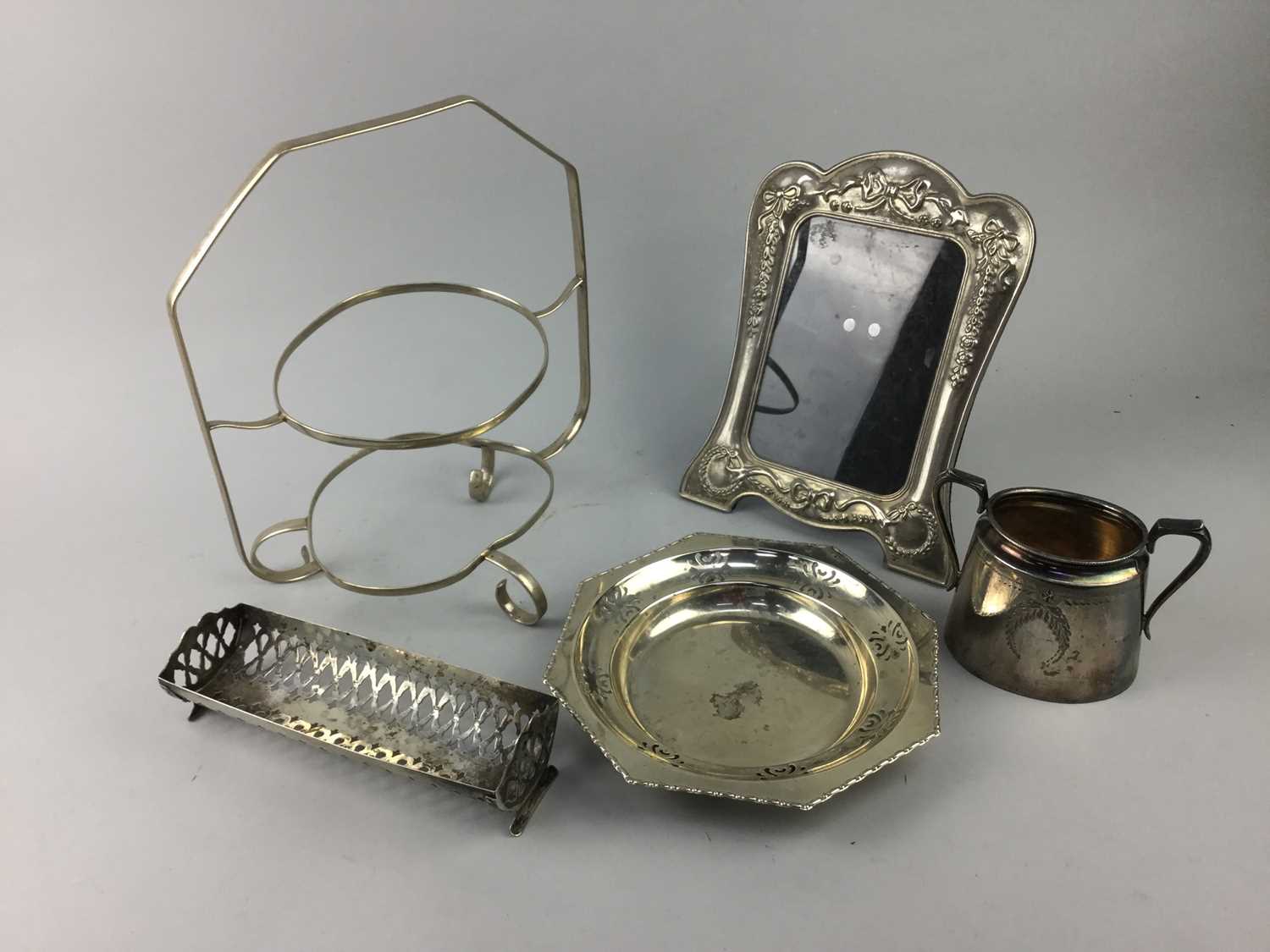 Lot 181 - A COLLECTION OF SILVER PLATED WARE