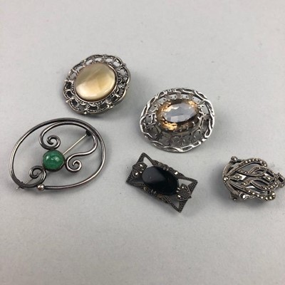 Lot 42 - A GROUP OF SILVER AND OTHER JEWELLERY