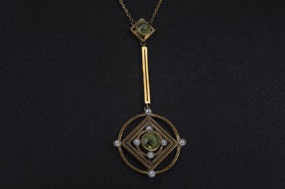 Lot 919 - A GREEN GEM SET AND SEED PEARL PENDANT