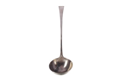 Lot 438 - AN EARLY 20TH CENTURY SILVER LADLE